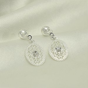 Brinco com Design Rendado e Zircônia Banhado a Prata 925