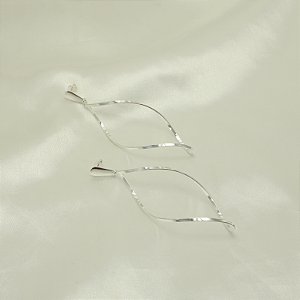 Brinco com Design Torcido Banhado a Prata 925