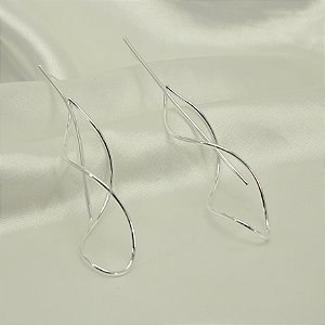 Brinco com Design Torcido Banhado a Prata 925