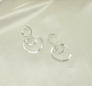 Brinco com Elos Ondulados e Bolinha Banhado a Prata 925