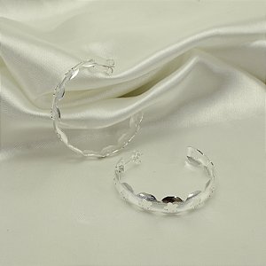 Brinco Argola com Detalhe de Flor Banhado a Prata 925