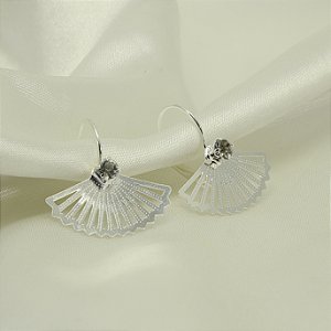 Brinco com Design de Leque e Zircônia Banhado a Prata 925