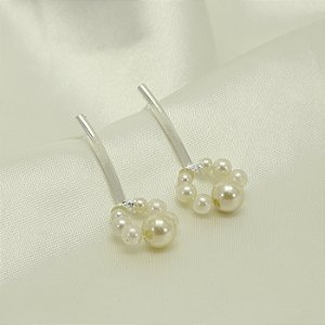 Brinco com Detalhe em Pérolas Banhado a Prata 925