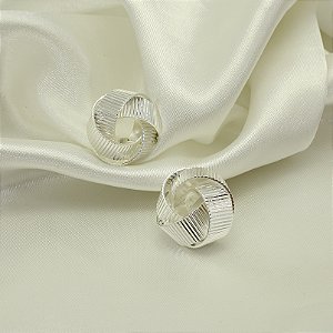 Brinco com Design de Nó Texturizado Banhado a Prata 925