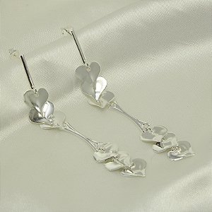 Brinco com Cascata de Corações Banhado a Prata 925