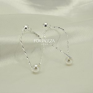 Brinco com Design Torcido com Pérola Banhado a Prata 925