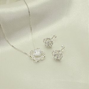 Conjunto de Flor Cravejada em Zircônia Banhado a Prata