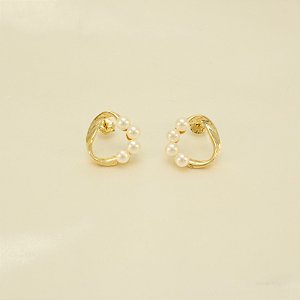 Brinco com Detalhe em Pérolas Banhado a Ouro 18k