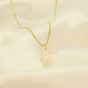 Gargantilha com Menino em Resina Banhado a Ouro 18k