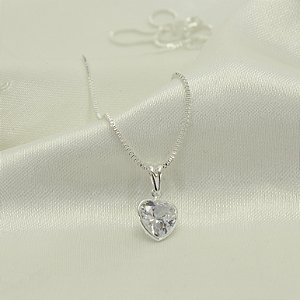 Gargantilha de Coração com Zircônia Cristal Banhado a Prata