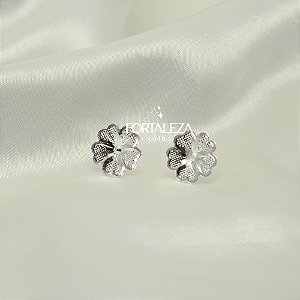 Brinco de Flor Texturizada Banhado a Prata
