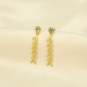 Brinco com Detalhe de Folhas e Zircônia Banhado a Ouro 18k