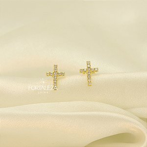 Brinco de Cruz Cravejado em Zircônia Banhado a Ouro 18k