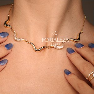 Colar com Design Ondulado e Zircônias Banhado a Ouro 18k
