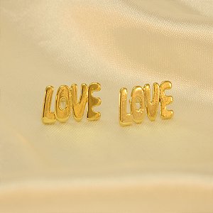 Brinco Escrito Love Banhado a Ouro 18k