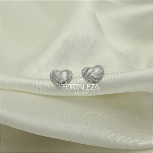 Brinco Coração Texturizado Banhado a Ouro Branco