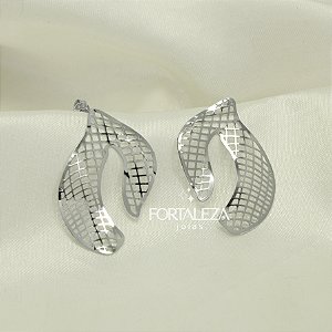 Brinco Orgânico Vazado com Trama Banhado a Ouro Branco