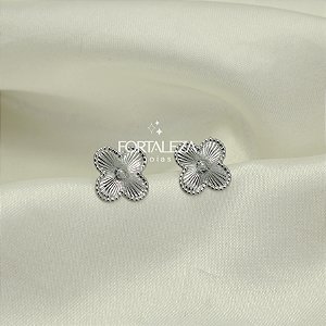 Brinco de Trevo Texturizado Banhado a Ouro Branco