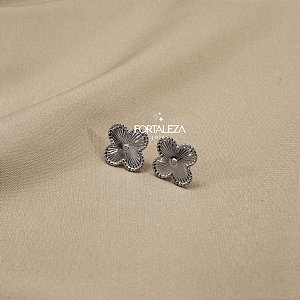 Brinco de Trevo Texturizado Banhado a Ouro Branco