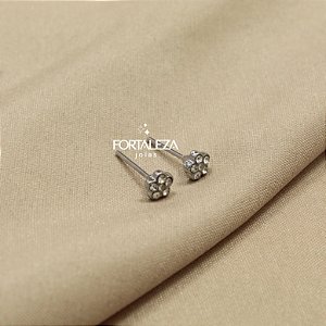 Brinco de Flor Cravejada em Zircônia Banhado a Ouro Branco