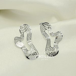 Brinco Orgânico em Trama Vazado Banhado a Ouro Branco