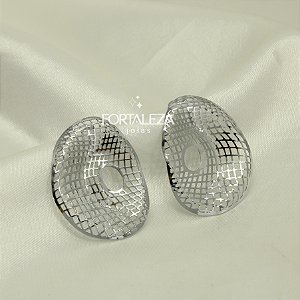 Brinco Orgânico em Trama Vazado Banhado a Ouro Branco