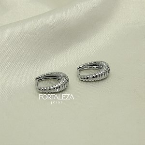 Brinco Argola Oval Texturizado Banhado a Ouro Branco