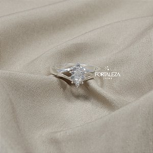 Anel com Detalhe Trabalhado em Zircônia Banhado a Prata