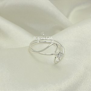 Anel com Design Torcido e Zircônia Cristal Banhado a Prata
