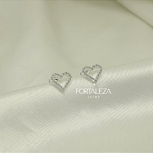 Brinco de Coração Vazado e Cravejado Banhado a Prata 925