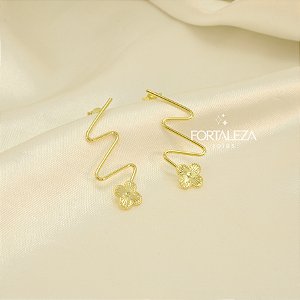 Brinco de Trevo com Fio Ondulado Banhado a Ouro 18k