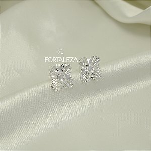 Brinco de Flor Texturizada Banhado a Prata