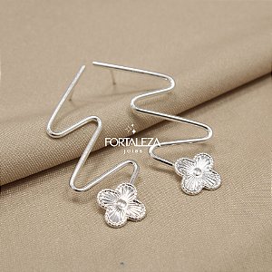 Brinco de Trevo com Fio Ondulado Banhado a Prata 925