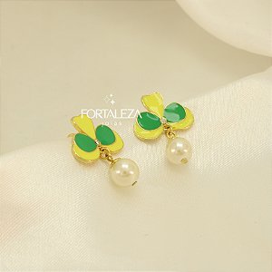 Brinco de Flor em Resina com Pérola Banhado a Ouro 18k