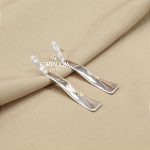 Brinco com Design Ondulado Banhado a Prata