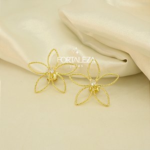 Brinco de Flor Vazada com Zircônia Banhado a Ouro 18k