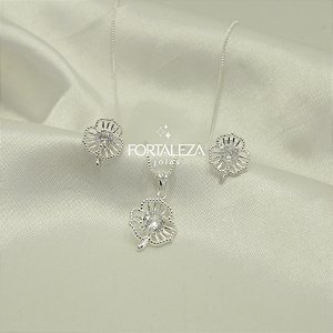 Conjunto com Desing de Flor Vazada Banhado a Prata