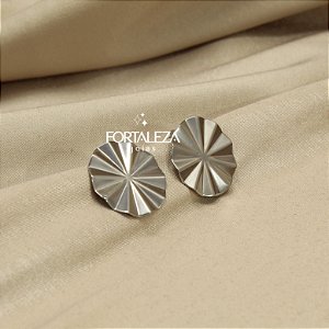 Brinco com Design Plissado em Aço Inox