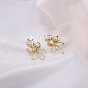 Brinco de Flores com Detalhe de Pérola Banhado a Ouro 18k