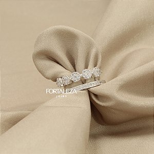 Anel com Design de Flores Cravejado e Banhado a Prata