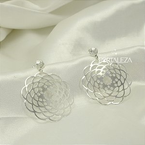Brinco com Design de Flor Vazada Banhado a Prata