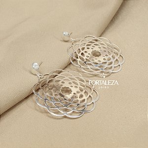 Brinco com Design de Flor Vazada Banhado a Prata