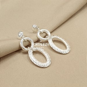 Brinco Oval trabalhado Banhado a Prata