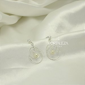 Brinco Aro Texturizado e Detalhe de Pérola Banhado a Prata