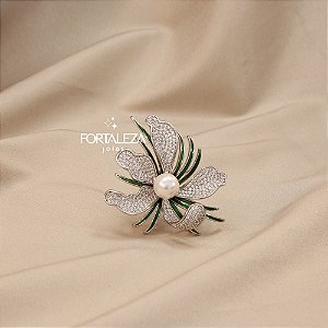 Broche de Flor Cravejada em Zircônia Banhado a Ouro Branco