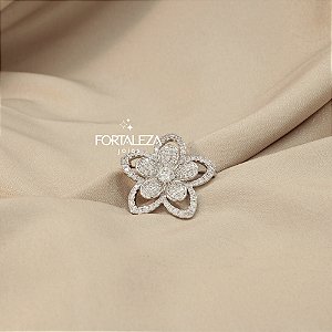 Broche Flor Cravejado em Zircônia Banhado a Ouro Branco