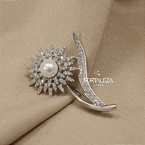 Broche Flor Cravejada em Zircônia Banhado a Ouro Branco