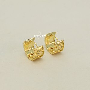 Brinco Argola Trevo Trabalhado em Zircônia Cristal Banhado a Ouro 18k