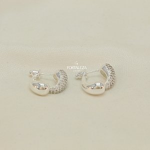 Brinco Dupla Vírgula Liso e Zircônia Banhado a Prata