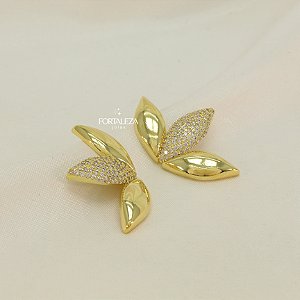 Brinco Meia Flor com Pétala Cravejada Banhado a Ouro 18k